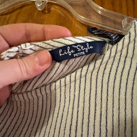 Life Style Petite lace trimmed top - Picture 4 of 6